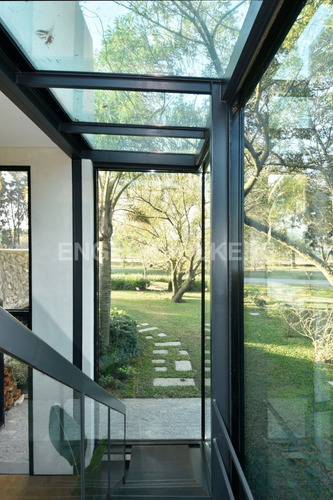 Venta Con Renta: Moderna Casa De Piedra Y Vidrio En Lomas Id 5297