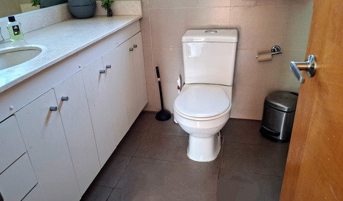 Casa Moderna Y Amplia 5d/4b Con Quincho En Arriendo