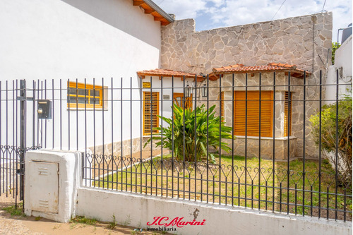 Casa En Venta De 3 Dormitorios C/ Cochera En Villa Rosas