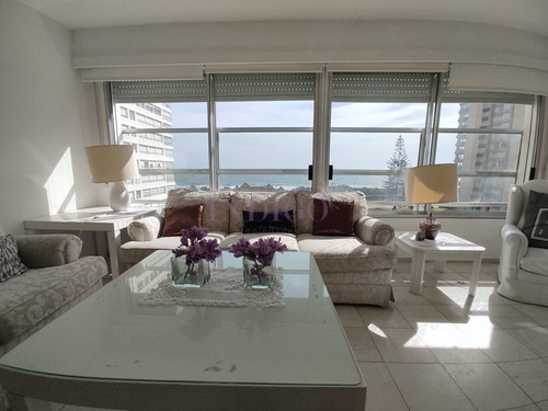 Imagen 2 de 10 de Apartamento De 3 Dormitorios, Con Excelente Vista A La Playa Mansa, Full Amenities. - Punta Del Este Mansa