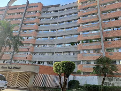 Apartamento En Prebo, Res. Madrid.    Ina-382