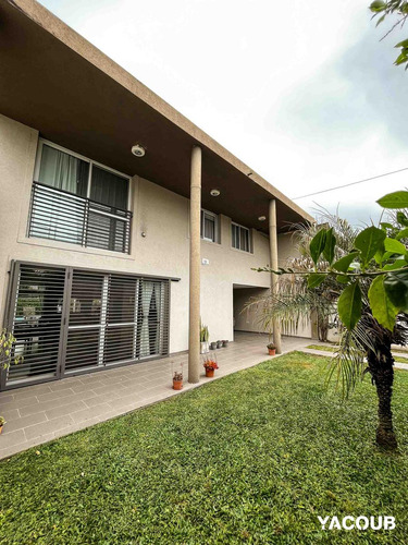 Casa En Venta - 3 Dormitorios 3 Baños - 300mts2 - Lisandro Olmos