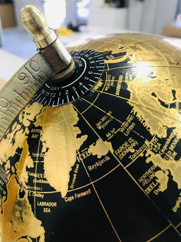Globo Terrestre Decorativo Base Em Madeira Preto Com Dourado