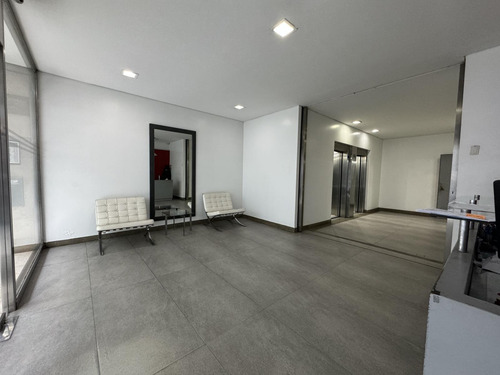 Alquiler: Oficina 3 Ambientes Con Cochera - Edificio Corporativo - Super Luminosa