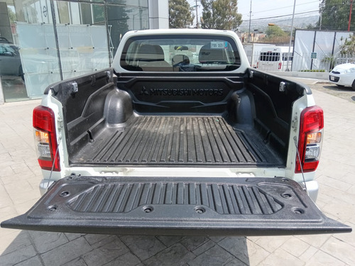 Mitsubishi L200 2.4 Cabina Doble 4x2 Mt