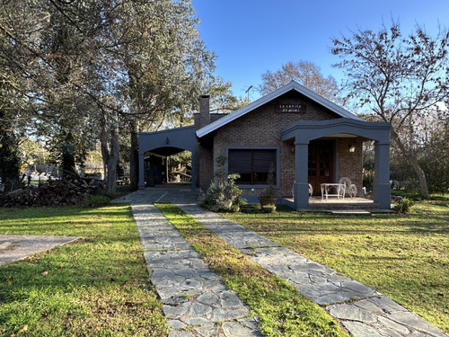 Impecable Casa Sobre Hermoso Parque En Barrio Las Naciones