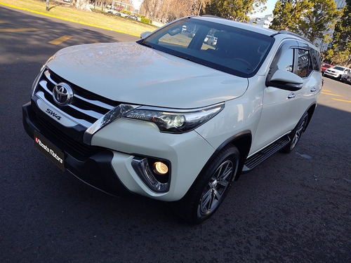 Imagen 2 de 25 de Toyota Hilux Sw4 2016 Srx 4x4 At 7 Asientos Abasto Motors