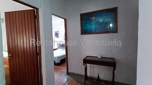 Hermosa Casa Con Excelentes Acabados, Ubicada En Una De Las Mejores, Zonas Del Trigal Norte, Cocina Equipada, Aires Acondicionados Y De Doble Nivel, Jardín Interno Con Jacuzzi, Balcón En La Habitación