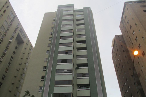 Apartamento En Venta  Urb. Santa Fe Norte Caracas. 24-24403 Yf