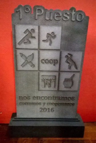 Imagen 1 de 4 de Trofeos Placa Fibro Con Relieve + Base De Madera 30 Cm Alto