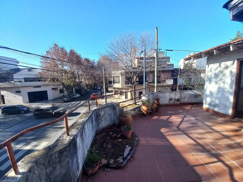 Venta Casa Lote Propio Con Garage Cubierto Y Local En Esquina 2 Plantas Con 2 Terrazas Tiene 166 M2 Cubiertos. A 3 Cuadras Parque Sarmiento Y Av Balbin, 4 Cuadras Av Gral Paz Y A 3 Cuadras Av Parque