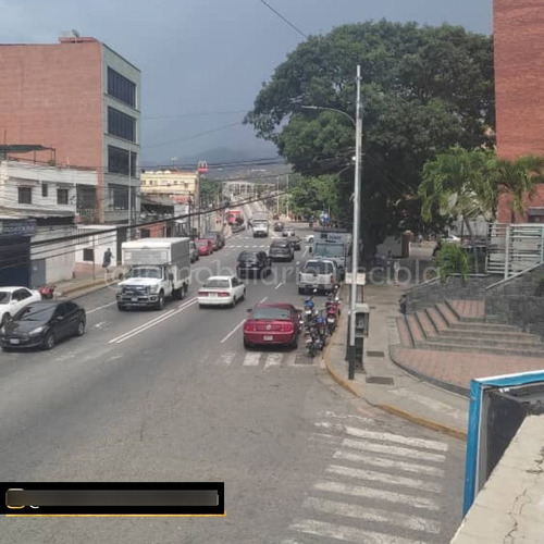En Venta Inmueble A Pie De Calle Con Dos Locales Comerciales Y Amplia Casa, Ubicado En Zona Céntrica. La Atlantida - Catia La Mar Ref 264