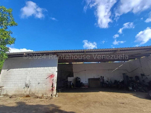 Raiza Suarez Vende Sensacional Terreno Comercial, Zona Oeste De Barquisimeto,-2 5 8 3 3-, Posee 496mts2, Ideal Para Taller, Posee Estacionamiento Amplio, Y Esta Apto Para Remodelar A Tus Gustos....