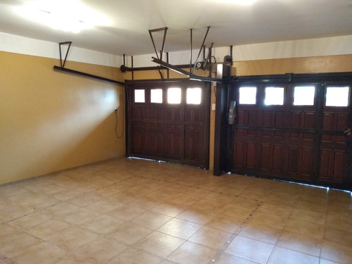 Casa En Venta 8 Ambientes En Ramos Mejia Con Pileta