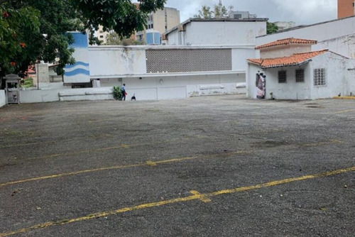 Terreno Con Local Comercial En El Municipio Chacao, En La Mejor Ubicación De La Urb. Altamira, Caracas. Plt-306