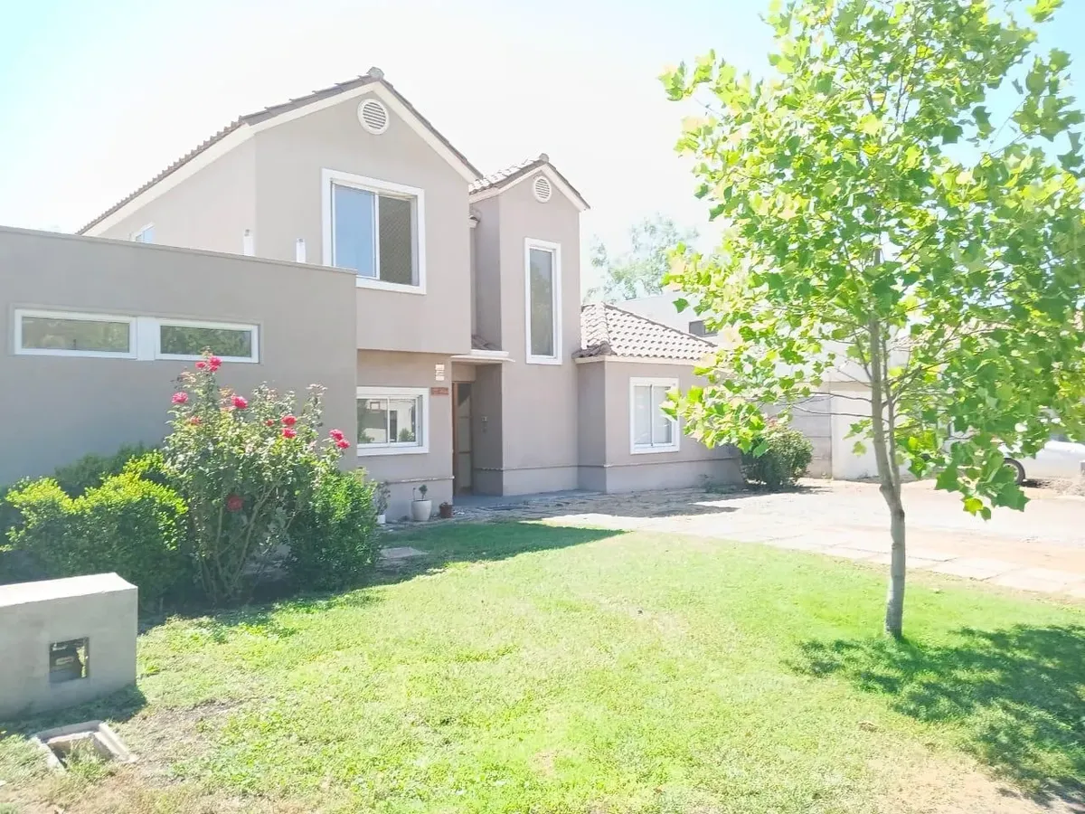 Imagen 2 de 20 de Venta Casa Santa Elena, Cercana A Colegios Y Acceso A Autopi