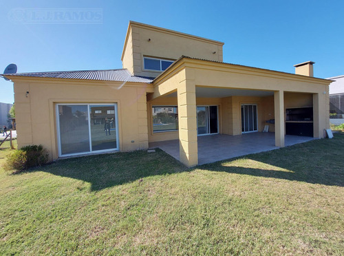 3 Dormitorios, Playroom Y Servicio. Lote Interno.