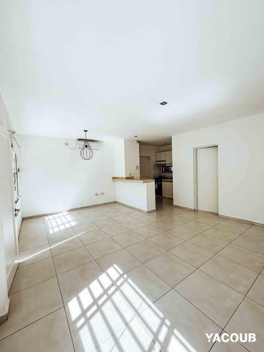 Departamento En Venta - 2 Dormitorios, 1 Baño, Cochera - 105mts2 - City Bell