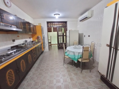 Amplia Y Fresca Casa En Venta Ubicada En Maracay Urb El Centro Db 23-28368