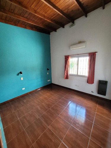 Imagen 5 de 14 de En Venta! Hermosa Propiedad De 2 Plantas Con Jardin En Moreno - Sobre Calle General Guido Al 1800