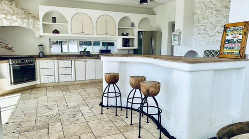 Renta Casa Santorini Con Vistas Expectaculares En 4 Habitaciones Con Baño De Un Stilo Único En Su Tipo, Alberca Climatizada Y Jardín Bonito. Todos Los Servicios En Fracc Rancho San Diego Ixtapal Sal