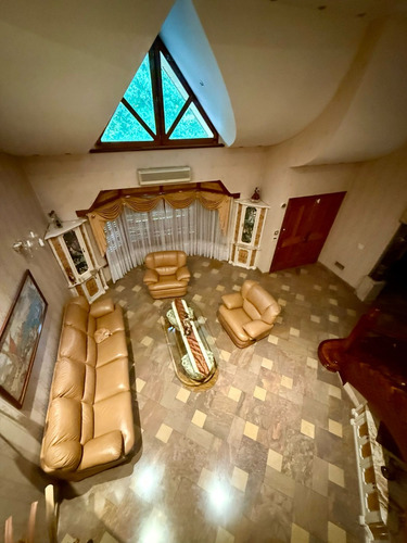 Chalet En 3 Niveles , 6 Amb. Con Piscina Cubierta Climatizada !!! Financia Dueño !!!