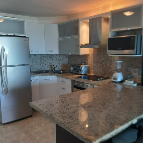 Imagen 3 de 13 de Apartamento Vista Al Mar En Alquiler Vacacional En Playa El Angel Edificio Costanera