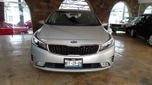 Imagen 8 de 15 de Kia Forte Sedan 2018 4p Ex, Tm6, Bl, Cmara Reversa 7, F.