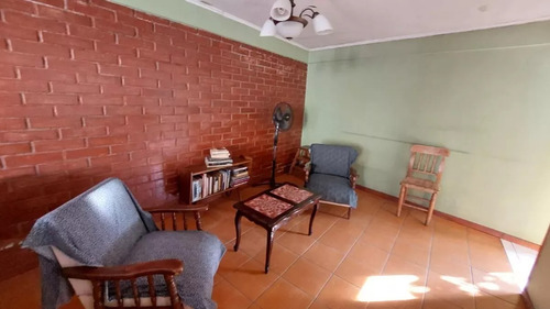 Comoda Casa De Un Piso A Pasos De Estacion De Tren