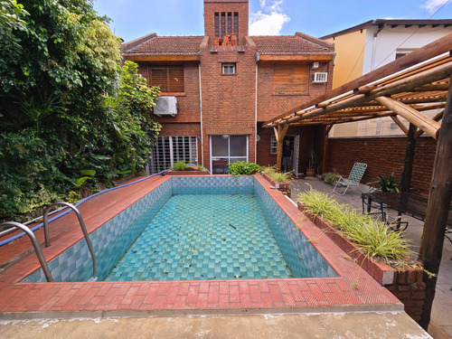 Casa Tipo Chalet De 6 Ambientes Con Jardin, Pileta Y Cochera En Venta. Olivos
