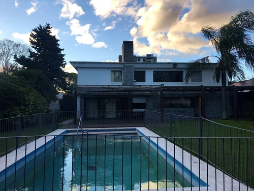 Imagen 21 de 22 de Extraordinaria Residencia Sobre Almirante Harwood