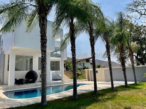 Espectacular Casa, De Reciente Data, Con Pisos De Marmol Y Piscina En La Urb. El Castaño, Maracay, More 24-15100