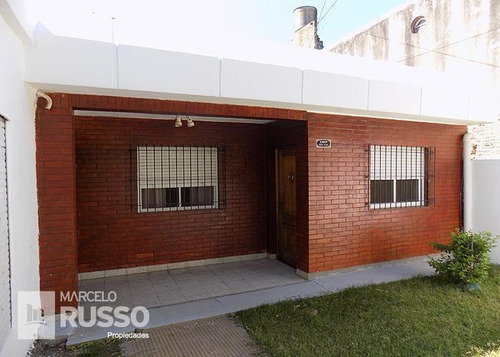 Casa 4 Ambientes Al Frente ( Ph )