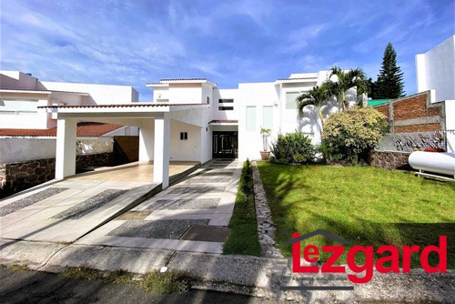 Excelente Residencia Diseñada Con Un Enfoque Moderno Y Funcional, Espacios Luminosos Y Abiertos Crean Una Atmósfera Acogedora En Cada Rincón