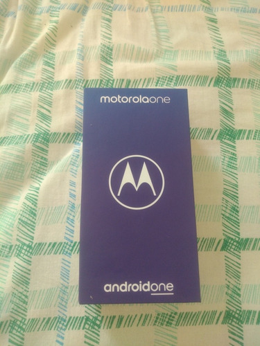 Smartphone Motorola One 64 Gigas. Semi-novo.