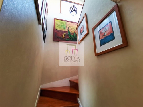 Casa En Venta De 4 Dorm. En Peñalolén