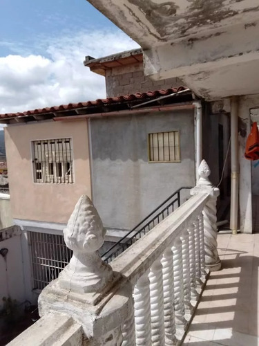 Gm - Se Vende Casa En Charallave De 5 Habitaciones, 3 Baños Y 3 Puestos De Estacionamiento En Urbanización Cerrada Con Vigilancia Privada