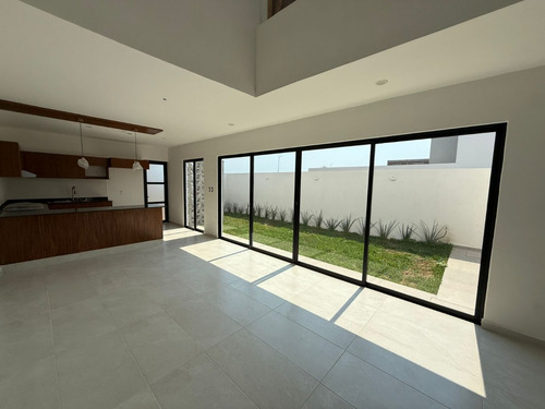 Estrena Casa Con Recámara En Planta Baja, Amplios Espacion 3 Recámaras Cada Una Con Baño. Casa Club Con Alberca.