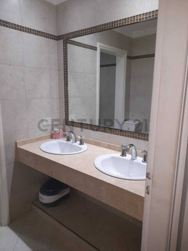 Casa En Venta Olivos - Roche - 6 Ambientes - Pileta - Parrilla - 2 Cocheras