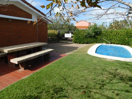 Imagen 2 de 10 de Atlantida - Chalet Sebastian - 1 Cuadra De La Playa - Piscina Climatizada