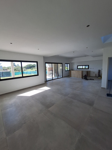 Casa En Venta Con Pileta Santa Elena