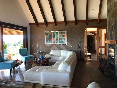 Casa En Venta De 6 Dorm. En Pucón