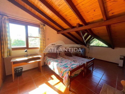 Hermosa Y Grande Casa A La Venta, Ubicada En Pinares Atlántida, 5 Dormitorios, 3 Baños, Frente Y Fondo. Inm Atlántida.