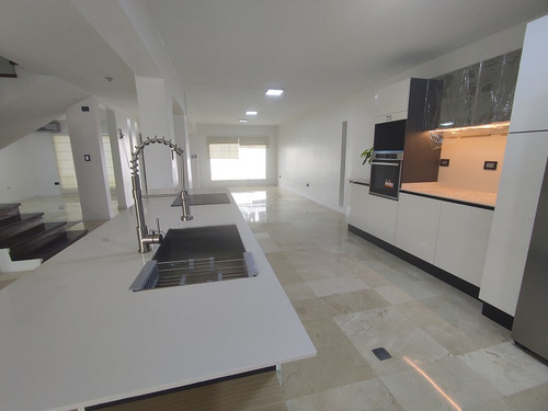 Lm Vende Casa En La Urb. La Trigaleña, Valencia.