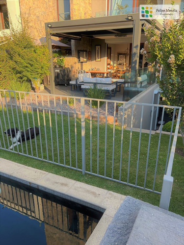 Triplex En Venta Con Jardín Y Piscina Excelente Conectividad