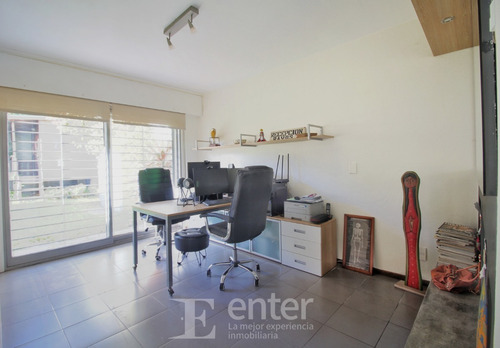 Imagen 16 de 25 de Divina - Gran Casa Con Hermoso Jardín- Zona Residencial De Parque Batlle - 4 Dormitorios / 3 Baños Construidos 224 M2 / Terreno 331 M2. Lugar Para Dos Vehículos.