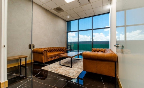 Oficina En Venta En Torre Azenzo, Con Acceso Al Balcón.