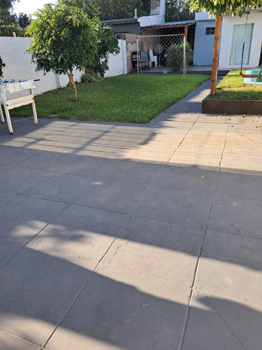 Casa A Metros De Hipolito Yrigoyen Con Pileta Y Fdo!!!
