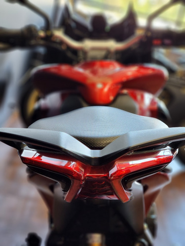 Imagen 7 de 25 de Mv Agusta Turismo Veloce Lusso Bordó