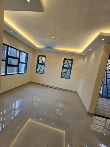 Exclusiva Casa Ubicada En El Residencial Los Lirios, La Roma